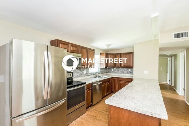 Building Photo - 3 Bedroom Pet-Friendly Home in Jacksonville, FL with Main Street Renewal