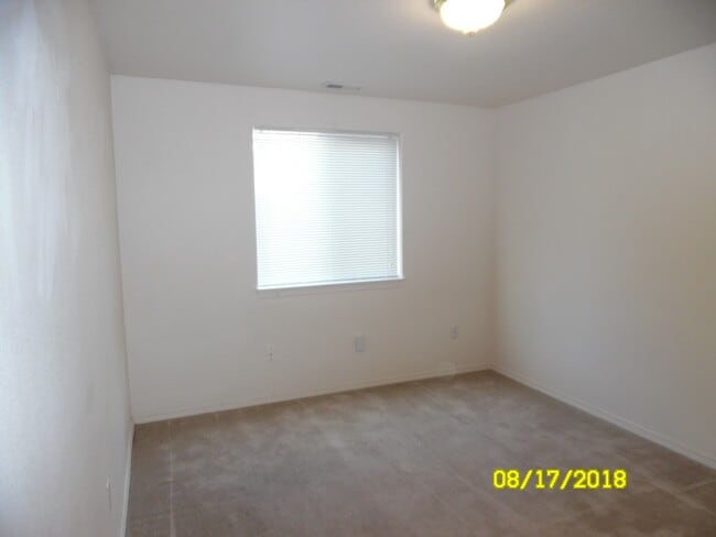 Building Photo - 565 NW Meadows Dr