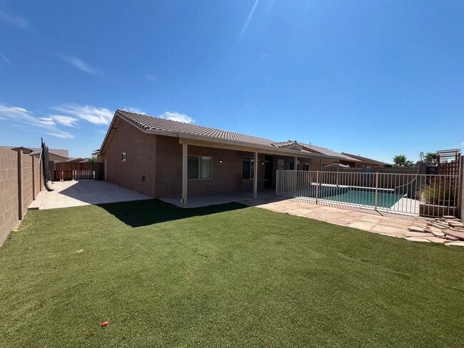 Building Photo - 5 BEDROOM POOL HOME WITH SOLAR!