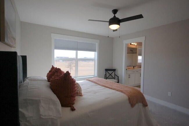 Building Photo - Golf Course Townhome