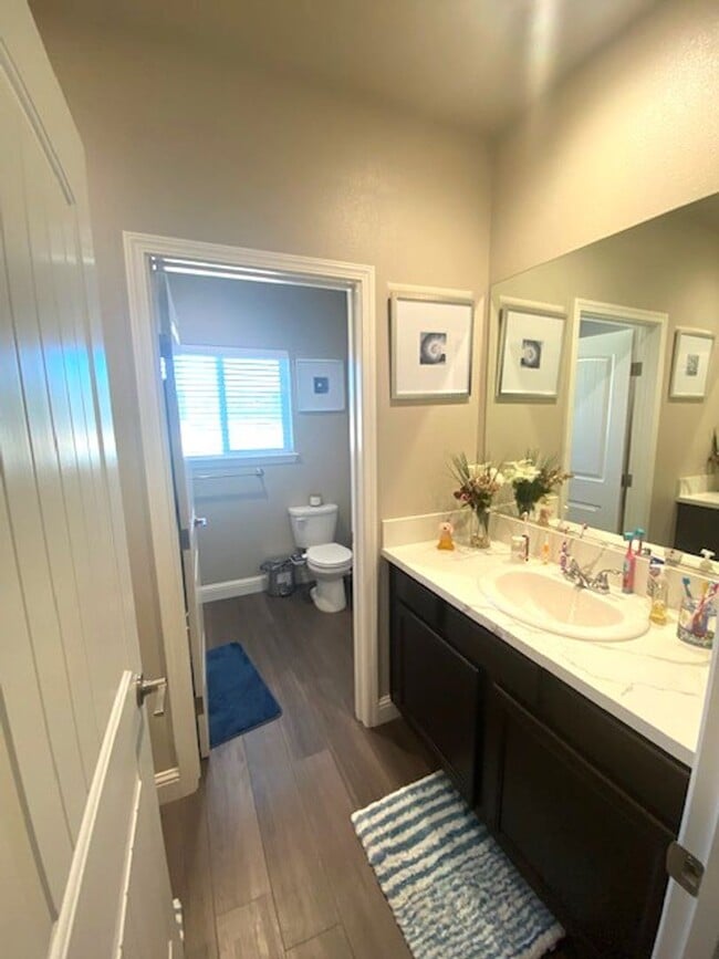 Building Photo - Luxury Townhome in West Redding!