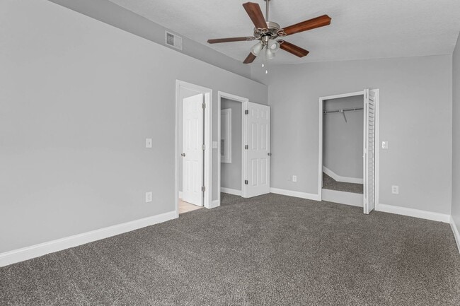 Building Photo - Beautiful 2/2.5 Townhome Near Downtown and...