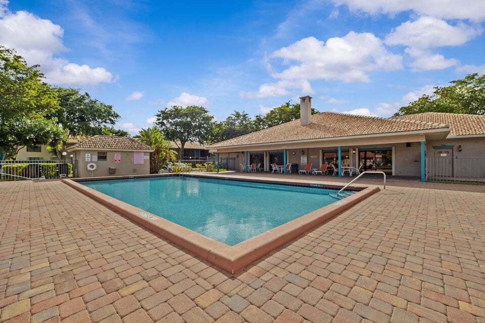 Building Photo - 9905 Pineapple Tree Dr