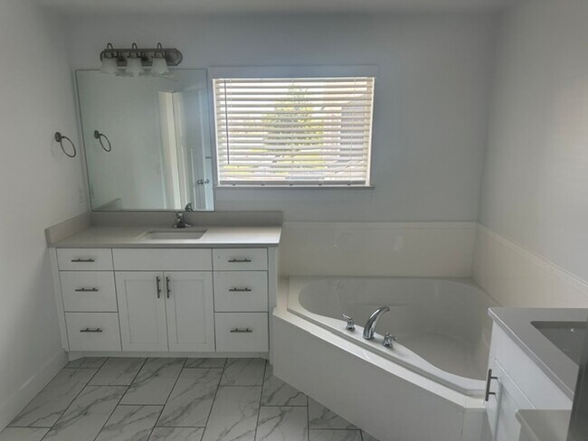Building Photo - Beautiful town home for rent.