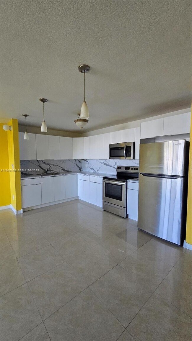 Building Photo - 14830 Naranja Lakes Blvd