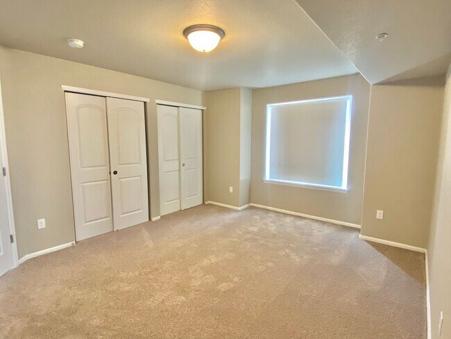 Building Photo - West Greeley Spacious Townhome With New Carpet!