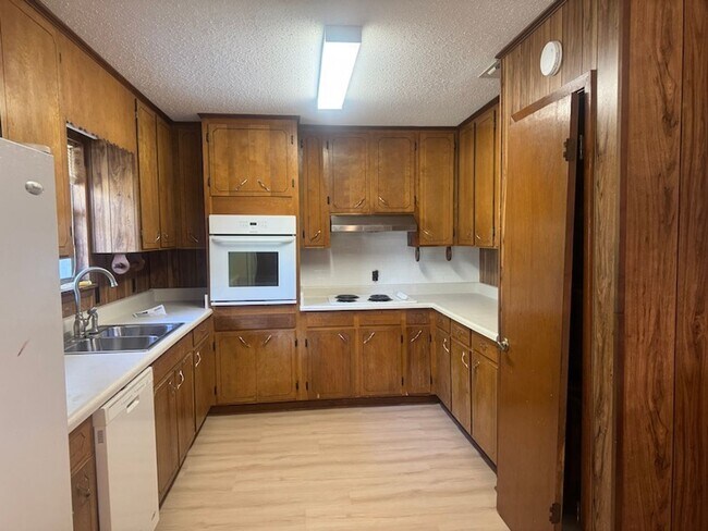 Building Photo - Middle of Town