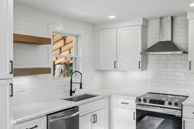 Building Photo - 902 Broadmoor Dr