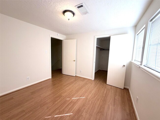 Building Photo - 9706 Crestdale Cir