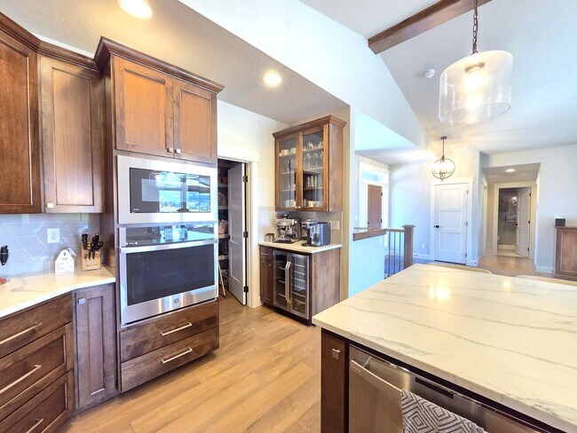 Building Photo - $4,800 - 5 Bed / 3 Bath Custom Built Home w/ Private Sport Court & Golf Green