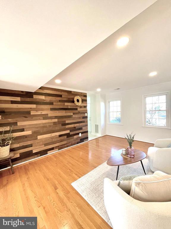 Building Photo - 27 Chantilly Ct