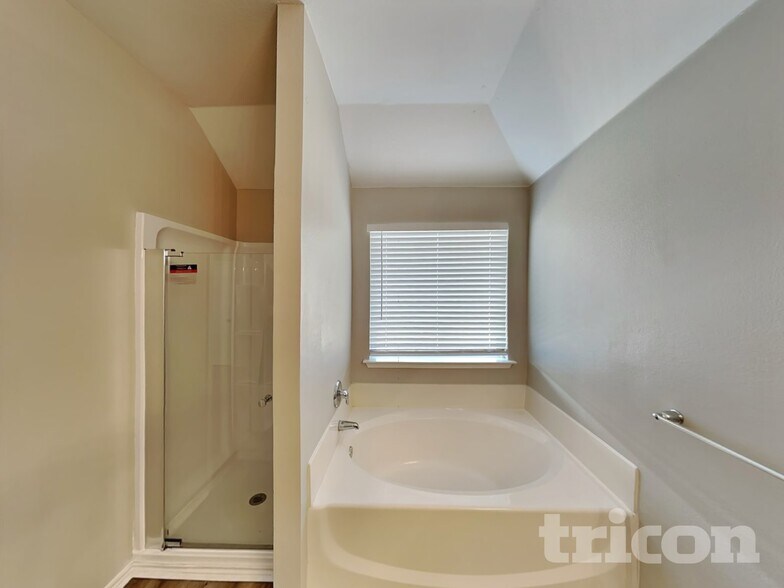 Building Photo - 1609 Hillside Dr