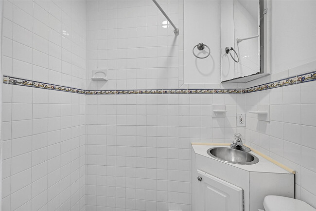 Building Photo - 604 SW 6th Ave