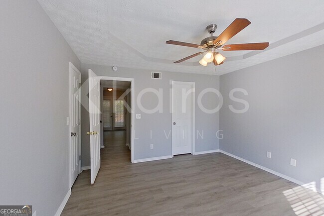 Building Photo - 3160 Creekwood Dr