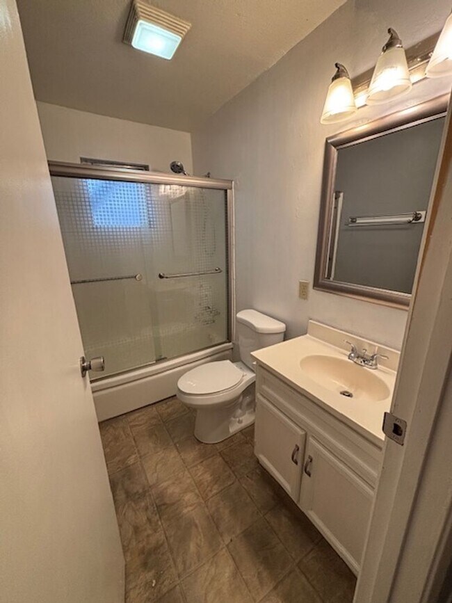 Building Photo - Fair Oaks Bungalow!