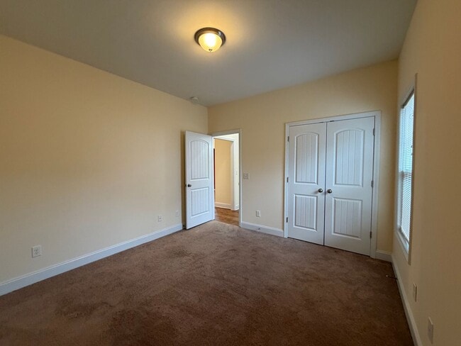 Building Photo - 4 BR Home in Quiet Neighborhood