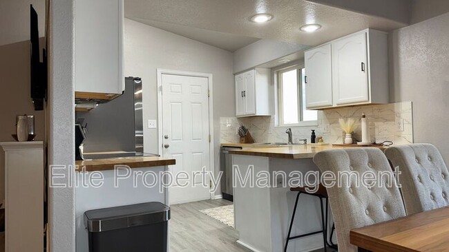 Building Photo - 1150 S Los Charros Dr