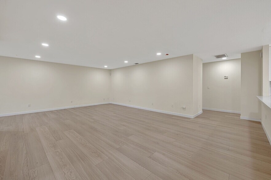Building Photo - 6941 Golf View Dr