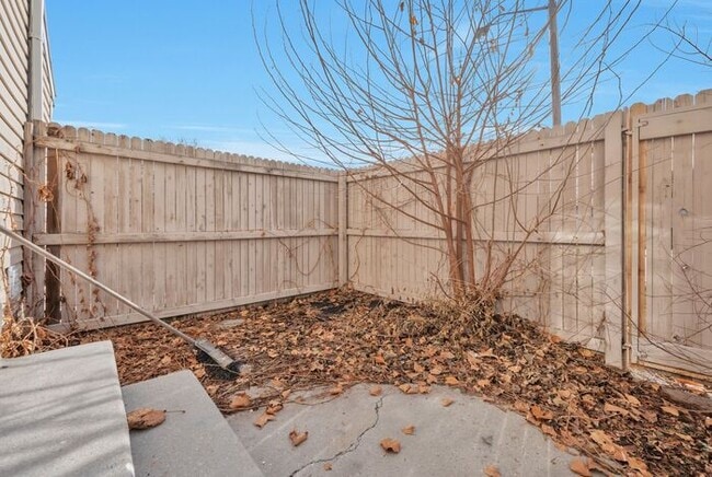 Building Photo - Awesome Rose Park Thouse in quiet community!