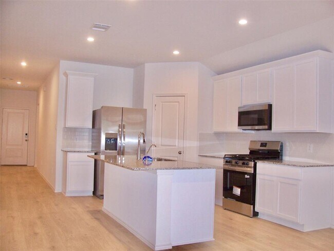 Building Photo - 5015 Balcolm Dr