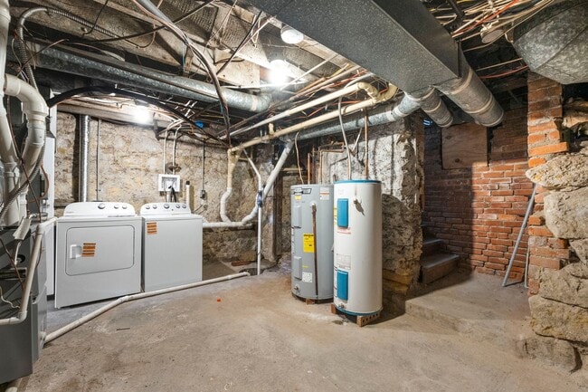 Building Photo - Newly renovated one bedroom available for a move in right away!