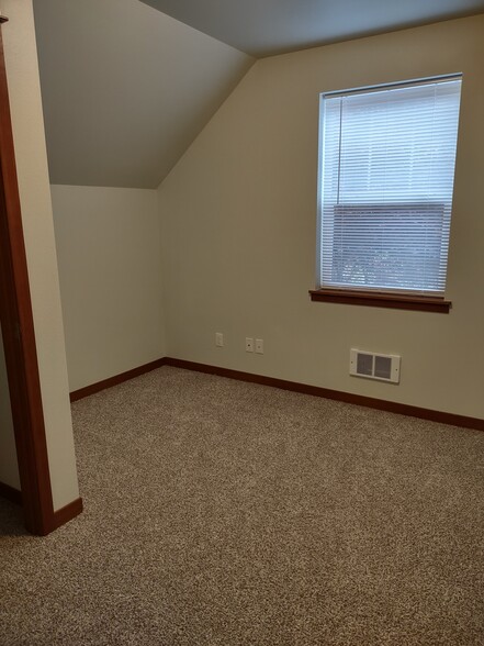 Upstairs bedroom - 25818 Arklow Pl NE