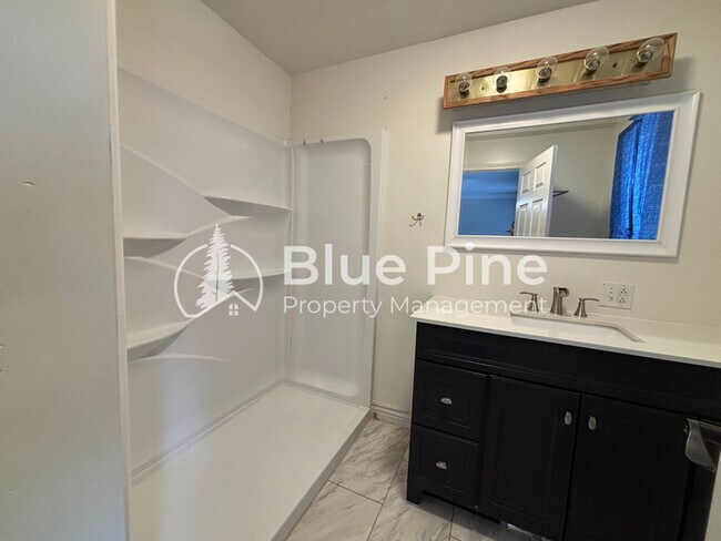 Building Photo - 320 W 1st S