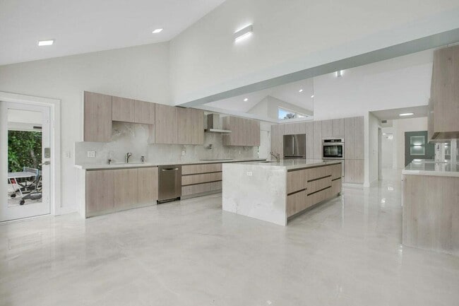 Building Photo - 7351 Valencia Dr