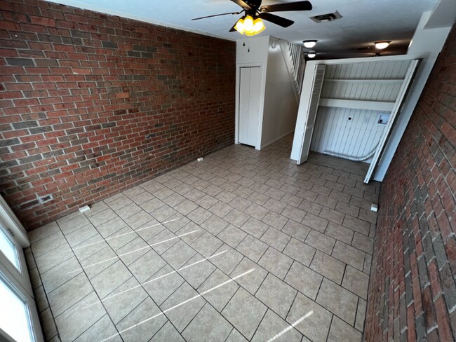 Building Photo - 171 Hutton St