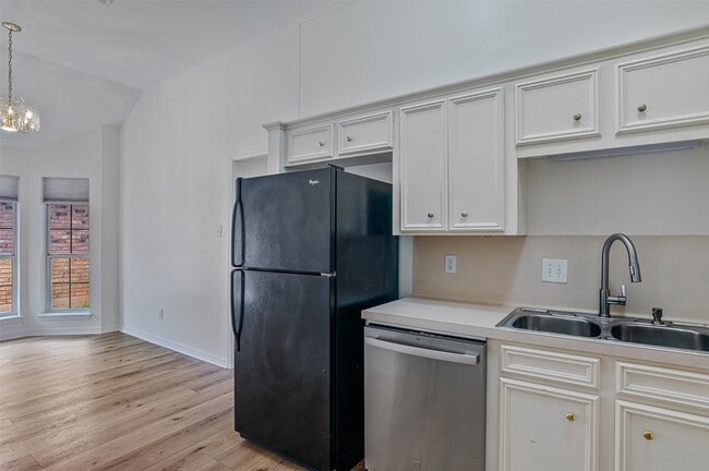 Building Photo - 1435 Williamsburg Dr