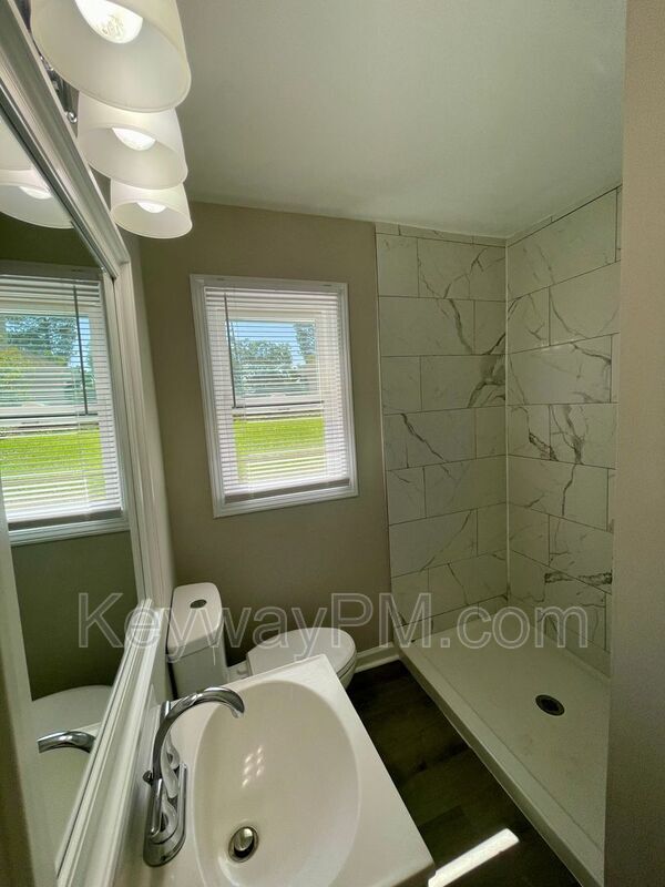 Building Photo - 304 Crystal Lake Dr