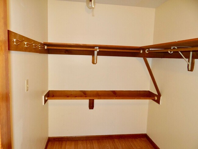 Building Photo - 2 bedroom unfurnished LONG TERM RENTAL in Fairway Ridge