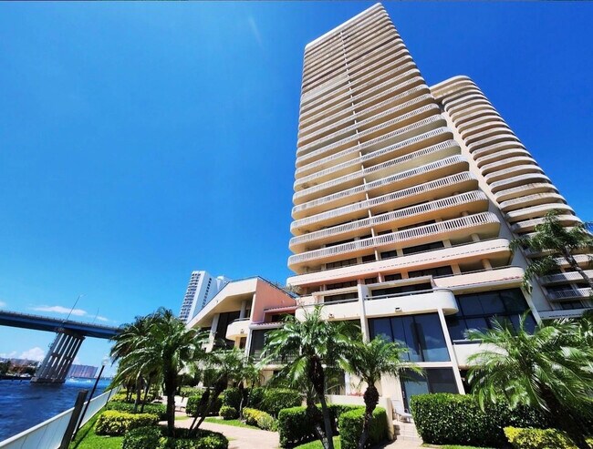 Building Photo - 19355 Turnberry Way