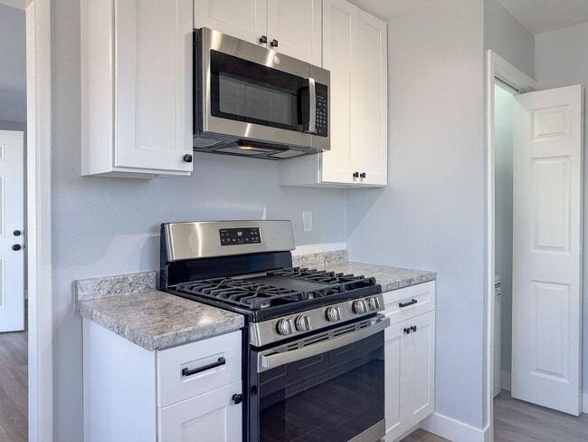 Building Photo - 502-504 E Hemlock- LT