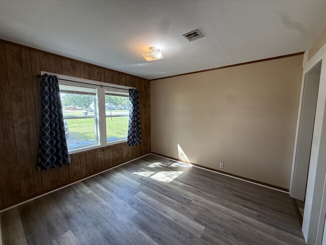 Building Photo - 1424 Chickasaw Blvd