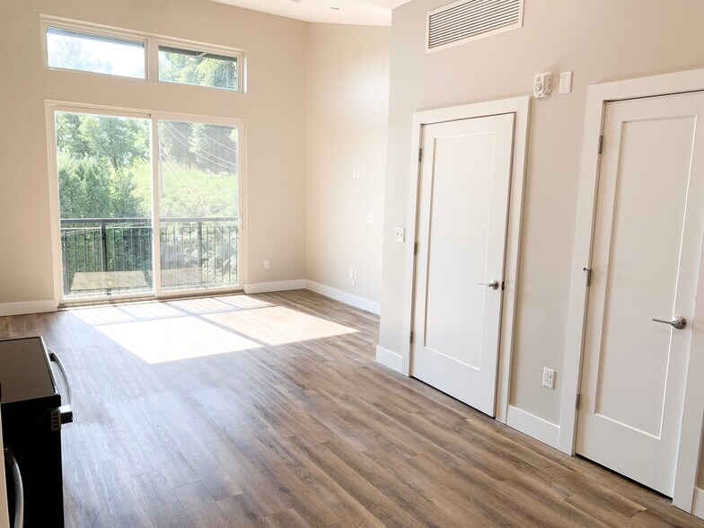 Apartment w/ Vaulted Ceiling - Mcknight Flats