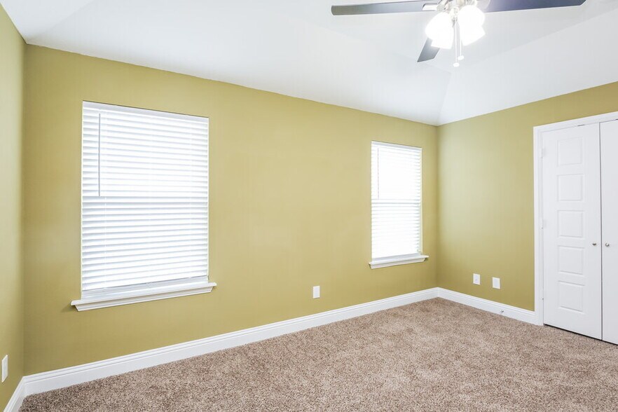 Building Photo - 10540 Wild Oak Dr