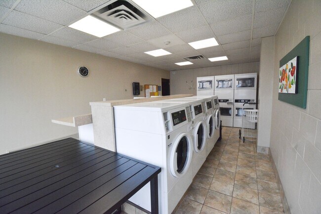 Building Photo - Furnished Unit STEPS FROM THE MAYO CLINIC FACILITIES Rochester Towers Condo For Rent!