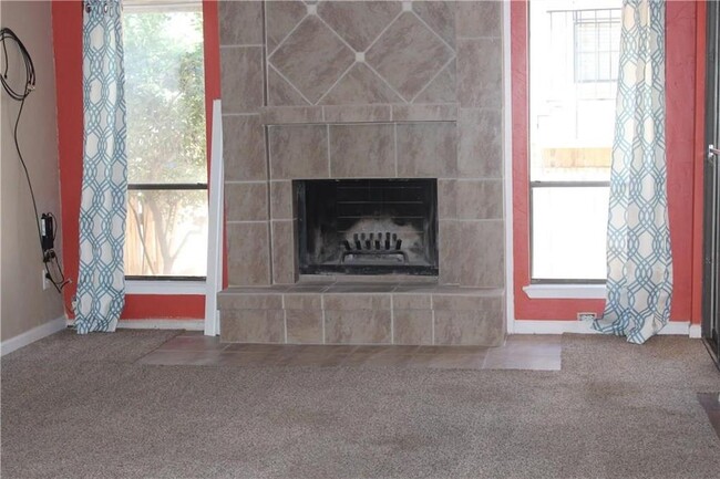 Building Photo - 25 Oakbrook Dr