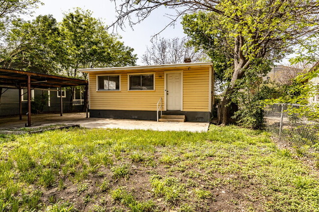 Building Photo - 323 Barrera St