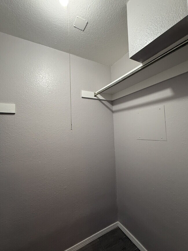 Building Photo - Downtown studio! Laundry on-site! Move-in special!