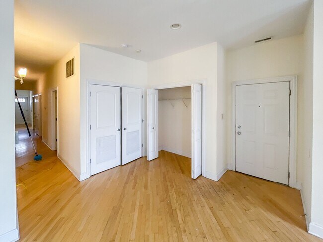 Building Photo - 2927-29 N. Southport