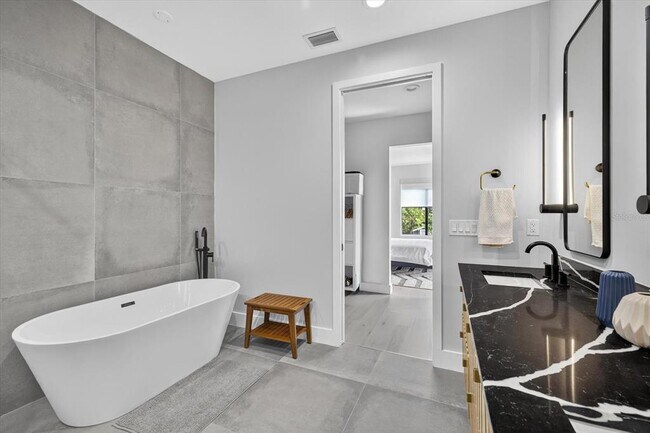 Building Photo - 423 W Amelia Ave