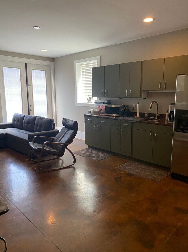 Building Photo - West Asheville, Green Built,  4 Bedroom, 4 Bathrooms. Two separate  living areas.