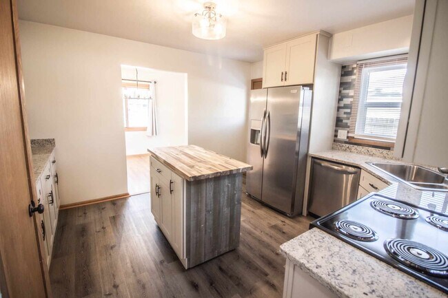 Building Photo - 706 North St