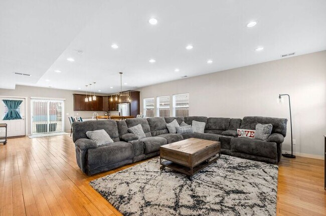 Building Photo - 5803 Poplar St