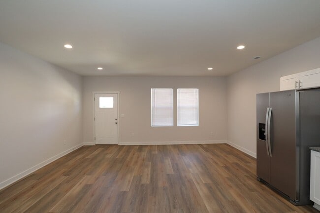 Building Photo - 903