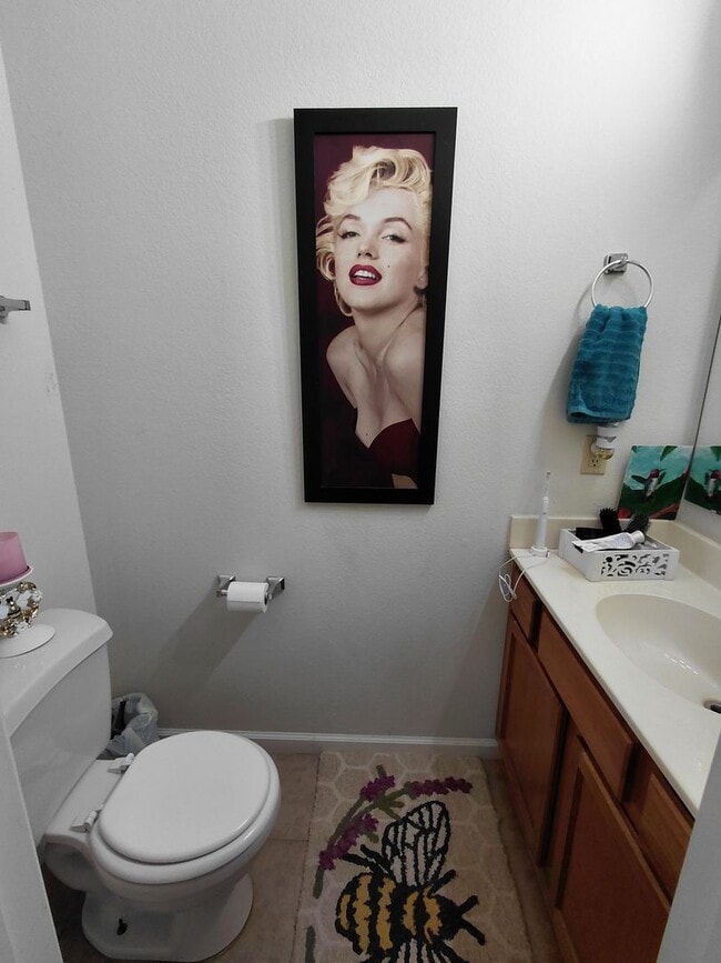 Building Photo - 4 Plex unit close to FLW