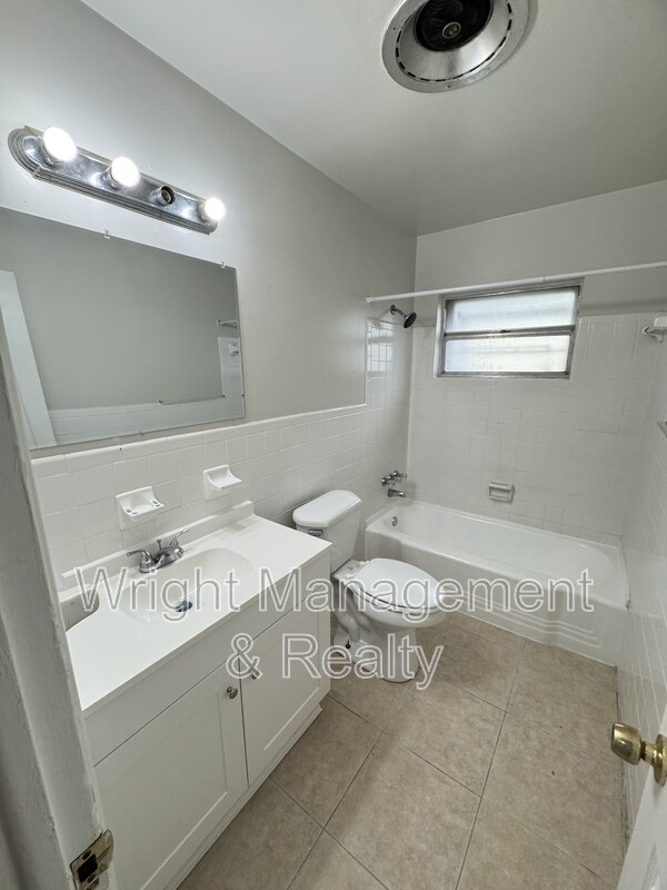 Building Photo - 427 Country Club Dr