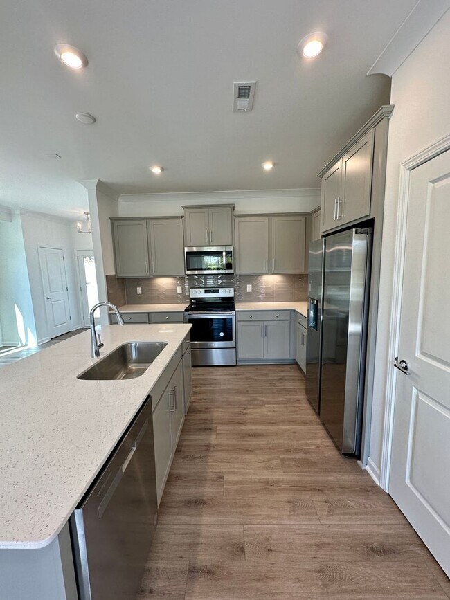 Building Photo - 2BR/3BA End Unit Townhome in Pringle Towns